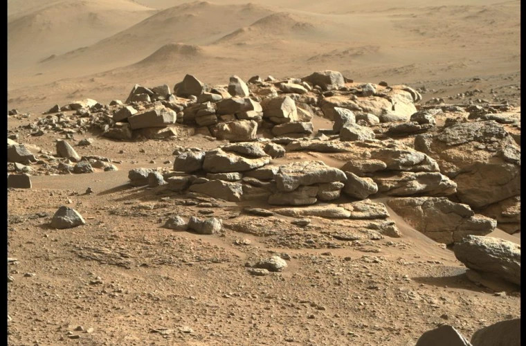 Марсоход Perseverance прислал новые снимки с Марса, похожие на кино