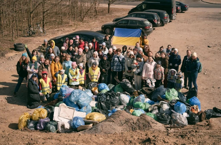 În Polonia, ucrainenii ajută la curățarea parcurilor din orașe 
