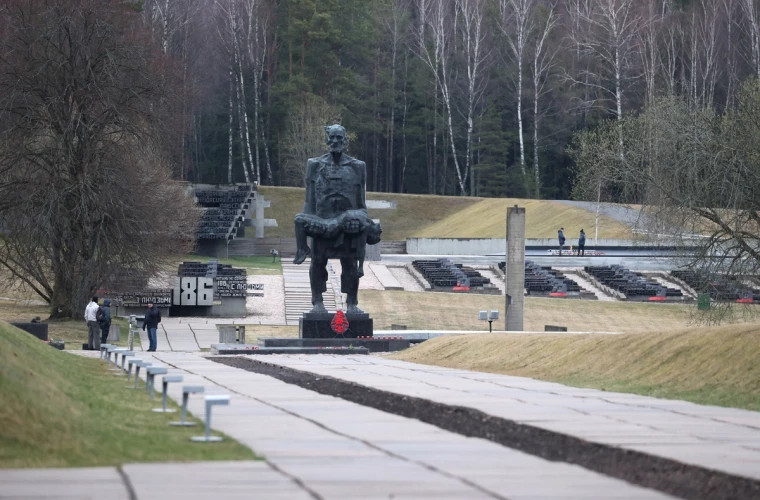 Лукашенко поручил построить новый музей в Хатыни к 80-летию трагедии