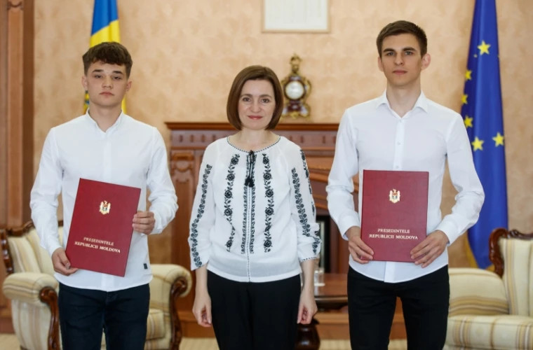 Doi elevi din Chișinău, premiați cu diplome de onoare de Președinta Maia Sandu