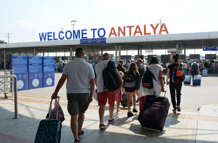 Mai mulți turiști moldoveni, blocați pe aeroportul din Antalya