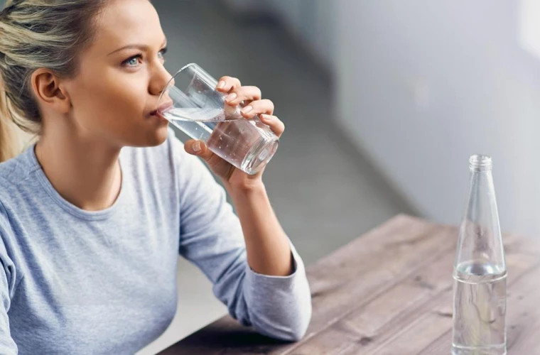 Cîtă apă trebuie să bei pentru a nu te deshidrata in timpul caniculei