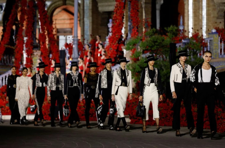 Dior a pus în scenă o defilare plină de culoare, de inspiraţie flamenco, la Sevilla