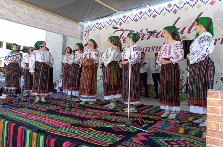 В Единецком районе прошёл фольклорный фестиваль "Песни, звучащие на лугу"