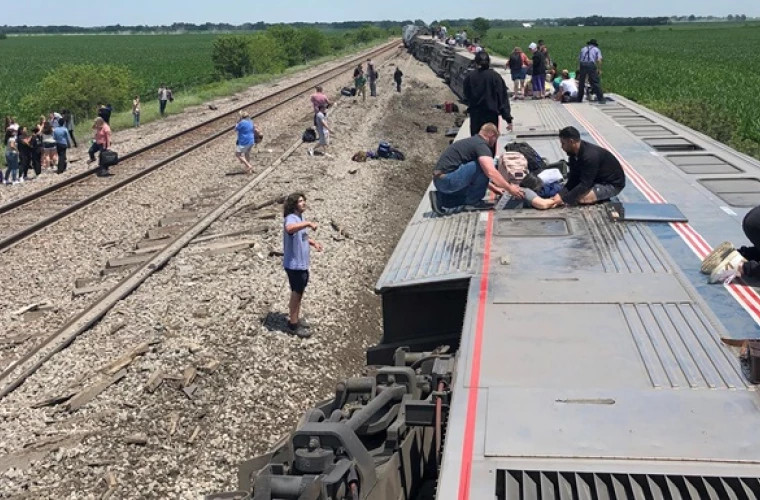 В США пассажирский поезд сошел с рельсов, есть жертвы