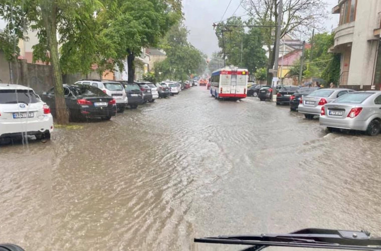 Ploaia din această seară a inundat o stradă din capitală