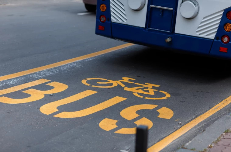 Pe străzile Capitalei ar putea apărea noi benzi de circulație dedicate deplasării transportului public