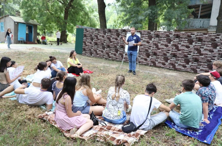 A început școala de vară a voluntarilor Centrului de Tineret din Chișinău