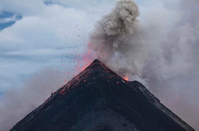 Un vulcan a erupt în apropiere de capitala Islandei