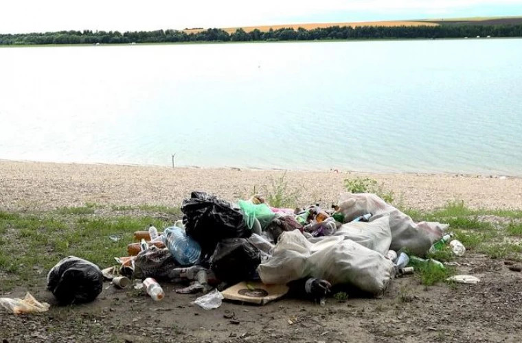 Свалка в зоне отдыха: берег реки Прут заполнен мусором
