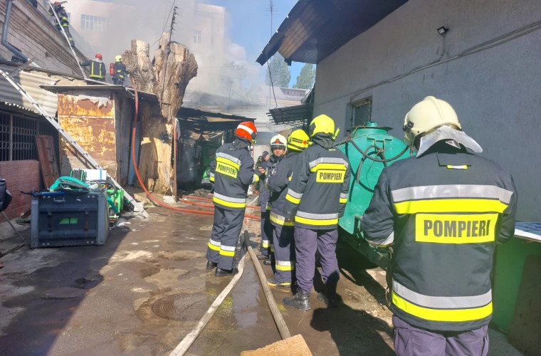 36 de pompieri, implicați în lichidarea incendiului izbucnit la Piața Centrală