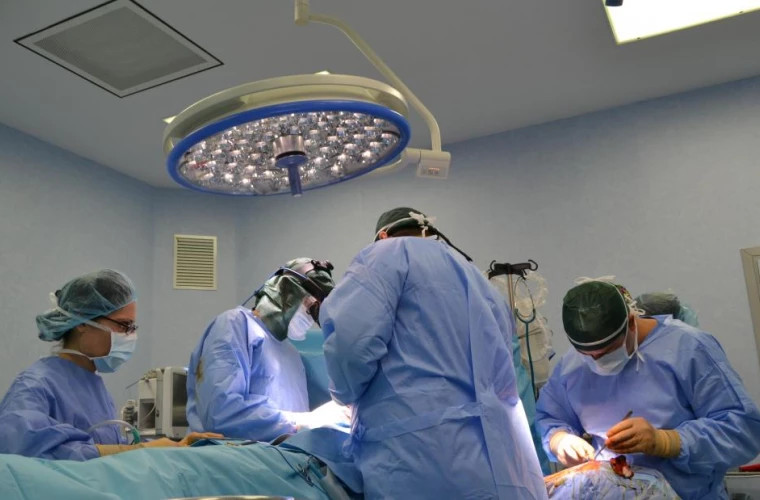 În premieră, medicii rezidenţi din Moldova pot practica una dintre cele mai complicate operaţii pe cord