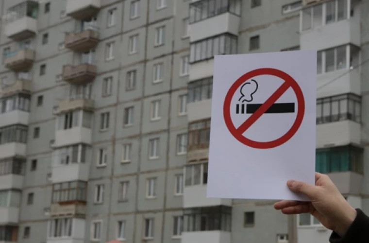 Общие балконы можно курить. Курение на балконе запрещено. Запрет курения на балконе. Запрет курить на балконе. Курит на балконе.