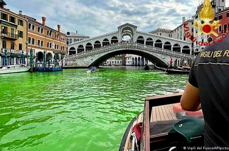 Apa din canalul central din Veneția a căpătat culoarea verde fluorescent