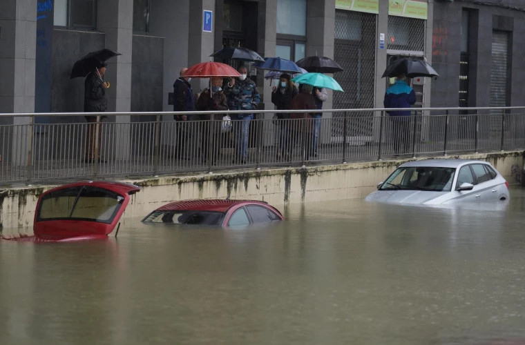 Imagini dramatice în Spania o mașină cu șoferul în ea a fost luată de ape