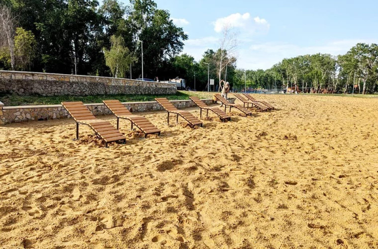 Mobilier nou pentru Parcul La Izvor pe plajă au fost instalate șezlonguri