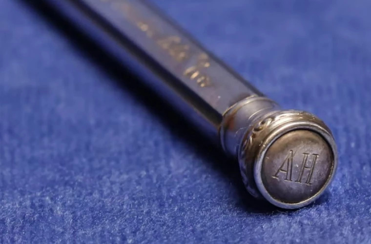 Creionul de argint al lui Hitler primit cadou de la Eva Braun va fi scos la licitație 