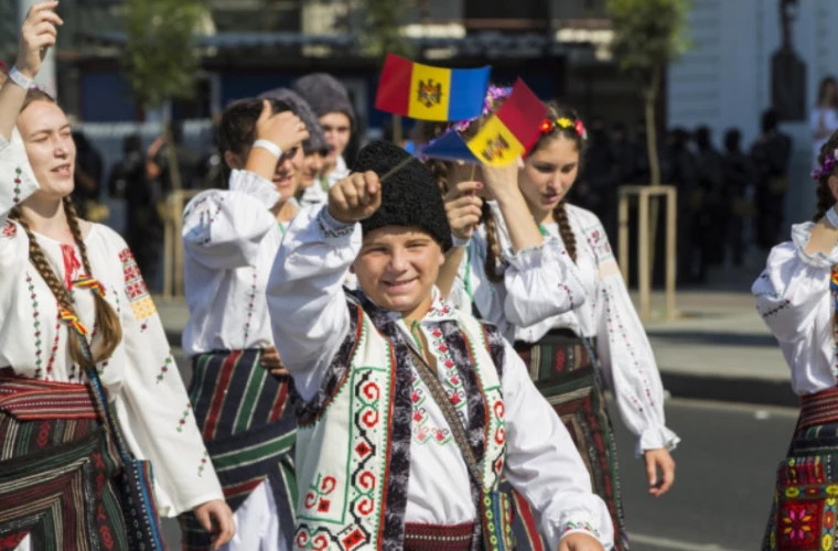 Население молдовы 2024. День независимости Молдовы. День детей в Молдавии. Принятие независимости Молдовы. Независимость Молдовы старые фото.
