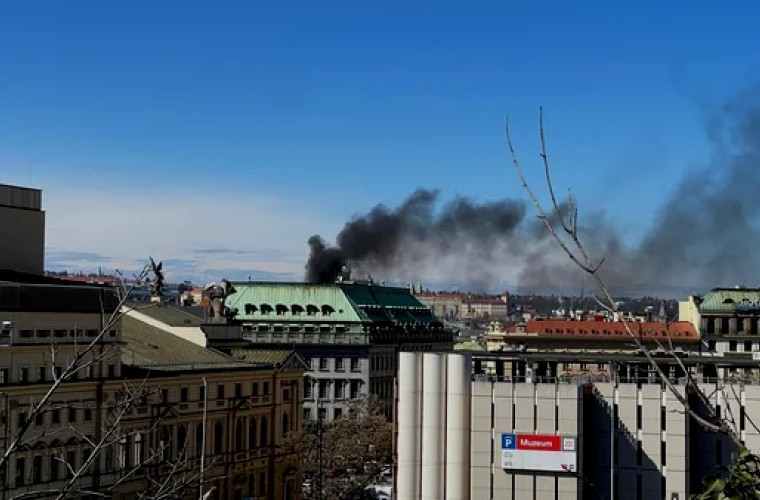 Pompierii încearcă să stingă un incendiu în centrul orașului Praga