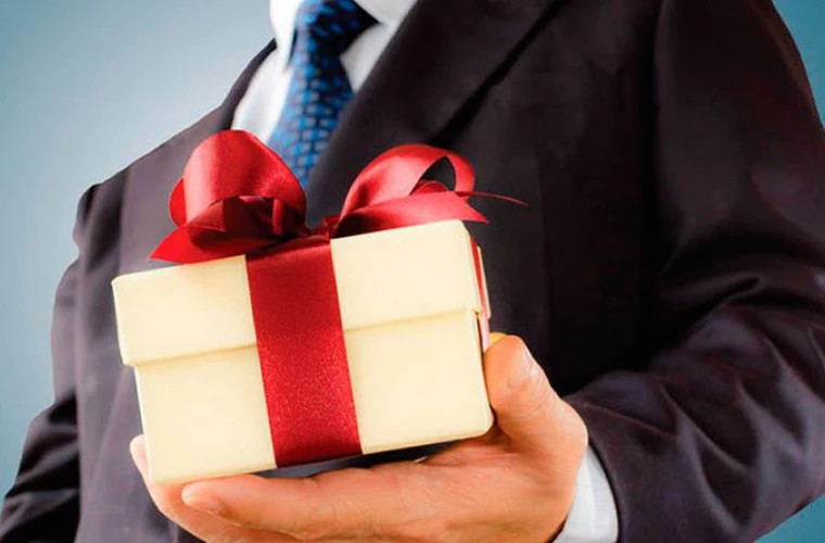 Demnitarii sau funcționarii care primesc cadouri admisibile vor putea răscumpăra