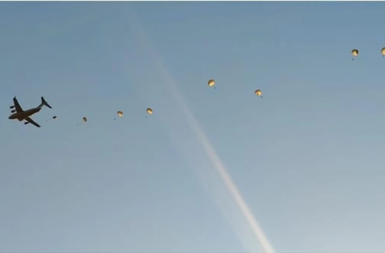Молдавские и американские военные совершат прыжки с парашютами с двух военных самолетов