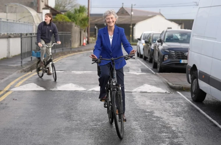 Candidata stîngii radicale devine președinte al Irlandei. Catherine Connolly critică reînarmarea Europei