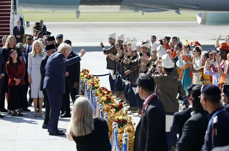 Moment neobișnuit la sosirea lui Donald Trump în Malaezia. Președintele a dansat alături de localnici pe aeroport