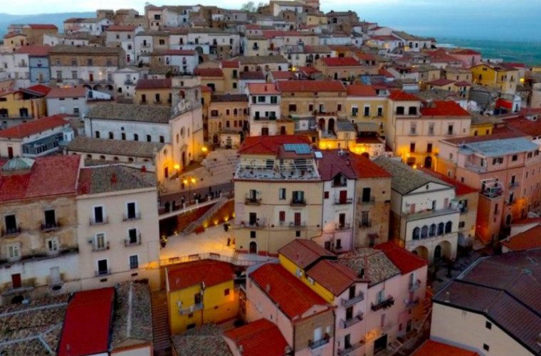 Власти небольшого итальянского города платят людям за переезд в него