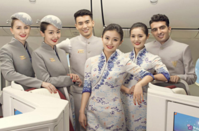 11 companii aeriene, ale căror stewardese poartă cea mai memorabilă uniformă (FOTO)