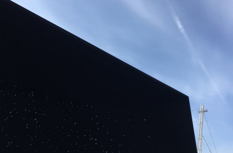 Cea mai neagră clădire de pe Pămînt, care absoarbe 99% din lumina (VIDEO)