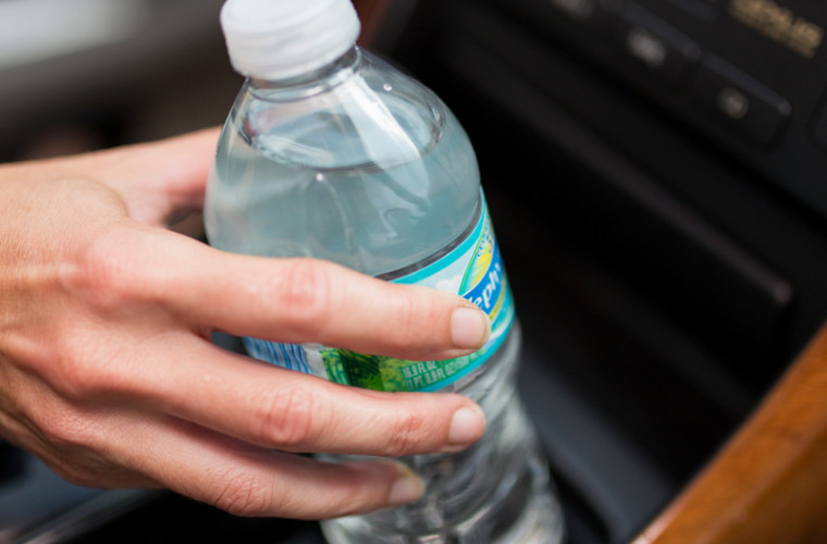 Motivul pentru care nu trebuie să ţii sticle cu apă în maşină