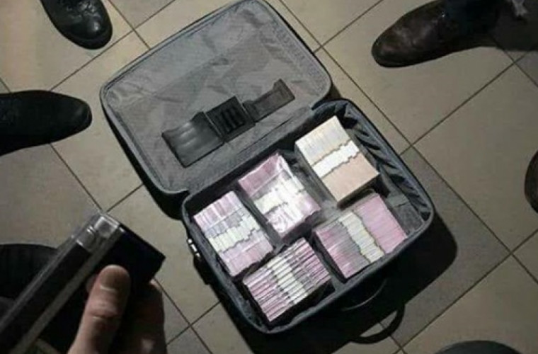 Задержан чиновник с чемоданом денег