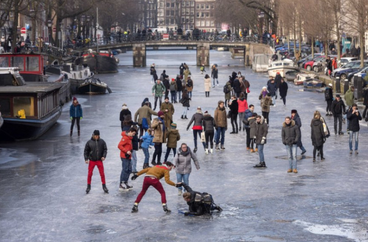 Canalele din Amsterdam, luate cu asalt de amatorii de patinaj