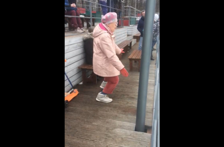 O bătrînică dansează pe ritmurile piese moderne. Vezi cît de bine se mișcă (VIDEO)