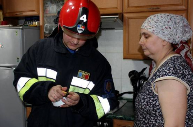 1000 de familii din țară s-au ales cu detectoare de fum în casele lor