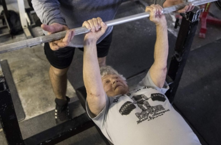 Bunicuţa care a devenit campioană la ridicat greutăți la 97 de ani