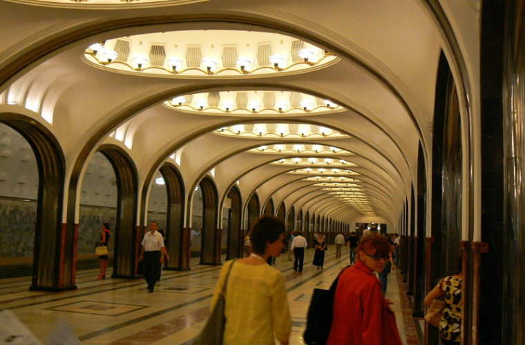 O moldoveancă a decedat după ce a căzut pe șine într-un metrou din Moscova