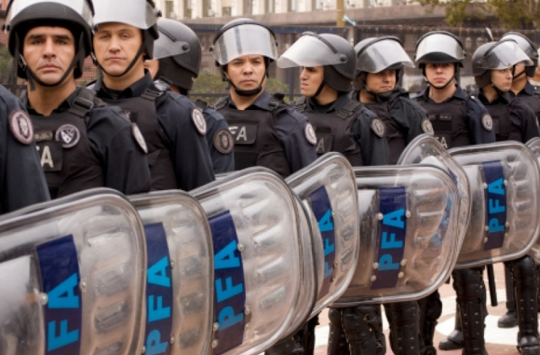 Motivul bizar pentru care opt poliţişti argentinieni au fost concediaţi