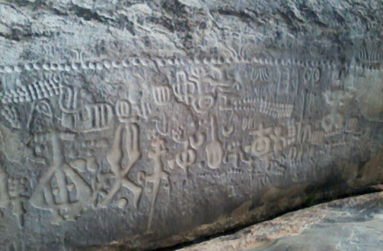 Misterioasa piatră cu inscripții străvechi și misterul din jurul acestora (FOTO)
