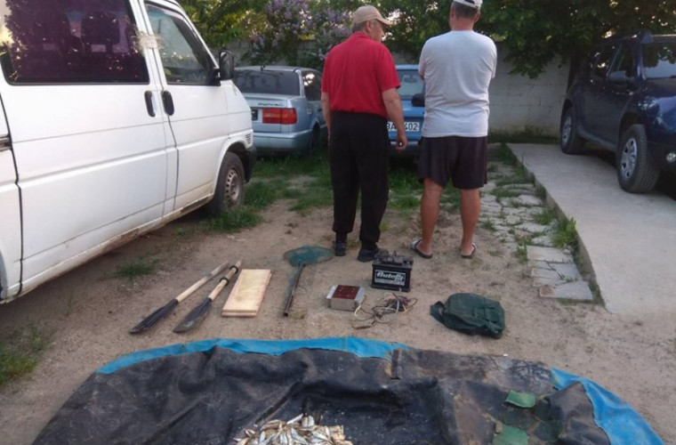 Doi bărbați au fost prinși pescuind ilegal