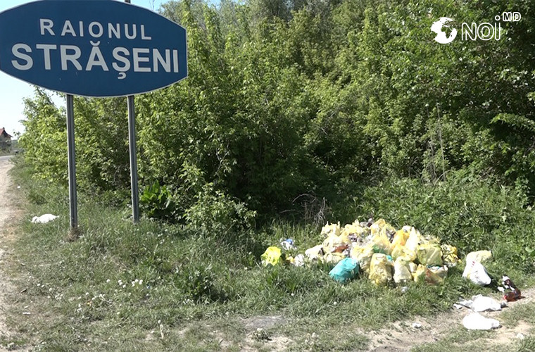 Intrarea în raionul Străşeni, invadată de mormane de gunoi (VIDEO)