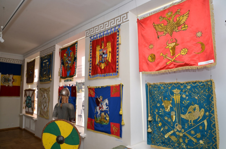 Еуджен Стурза принял участие в открывшейся в Таллине выставке молдавских исторических флагов