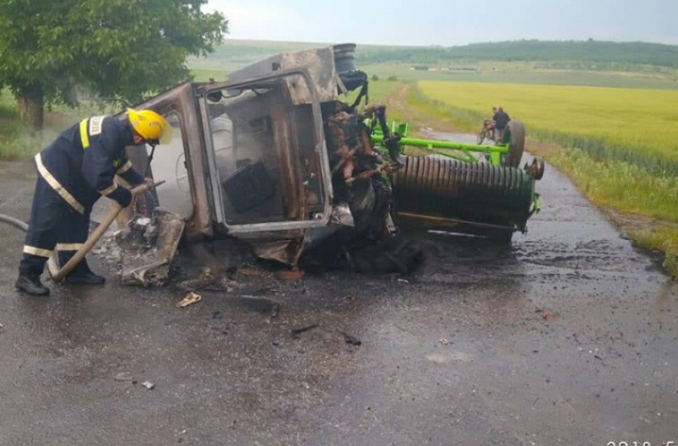 Un tractor a luat foc după ce s-a tamponat cu un TIR (FOTO)