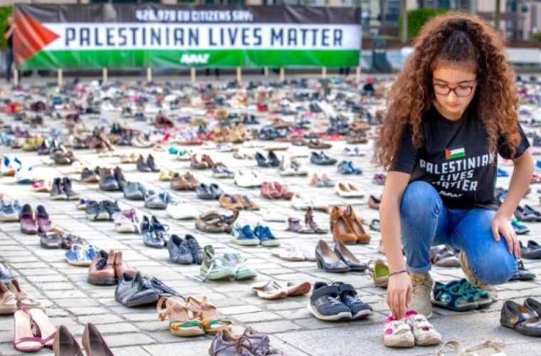 Protest cu pantofi, în faţa Consiliului European de la Bruxelles (VIDEO)