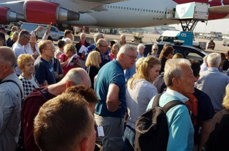 Pasagerii aeroportului din Manchester, evacuaţi de urgenţă