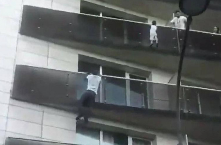 Tatăl micuţului rămas agățat de balcon la Paris ar putea fi tras la răspundere