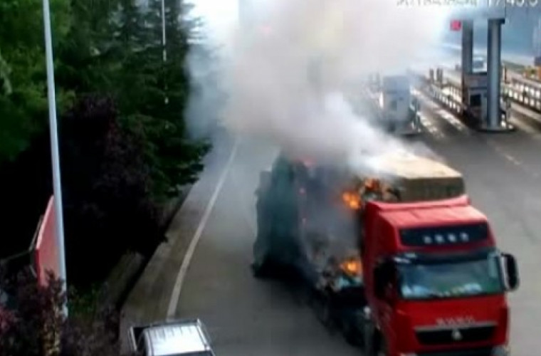 В Китае на полном ходу загорелся грузовик