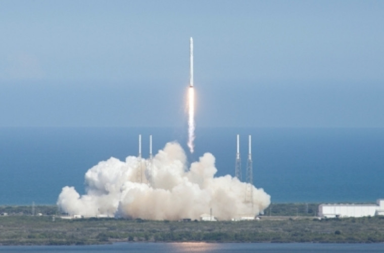 SpaceX anunţă că amînă programul de turism spaţial