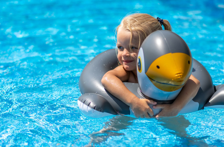 16 bazine de înot din apropierea capitalei unde poți merge cu copiii