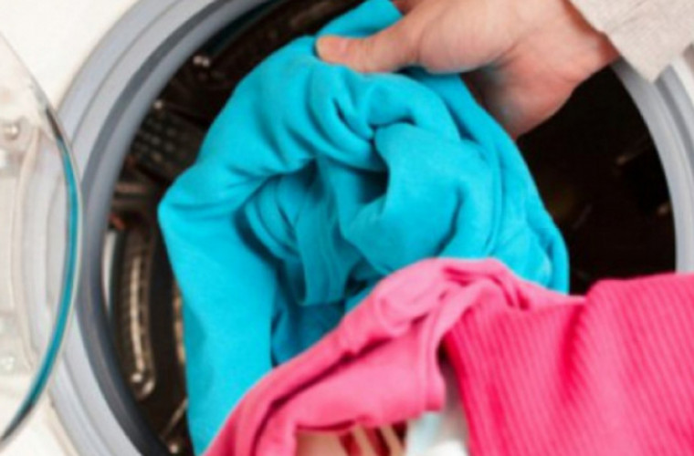 S-au micșorat hainele după spălare? Iată cum să le aduci la mărimea inițială